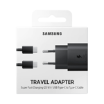 Samsungs reseadapterförpackning visar en svart väggladdare och en USB Type-C-kabel med märkningen "Super Fast Charging (25W)" och "USB Type-C to Type-C Cable" på en vit bakgrund.