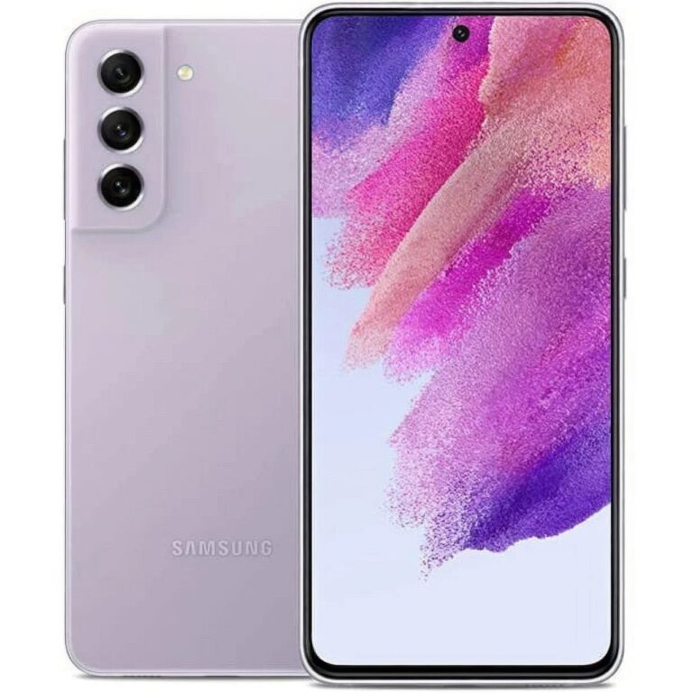 Samsung S21FE 5G 128 GB i Rosa Bra Skick visas framifrån och bakifrån, med tre vertikalt inriktade bakre kameror och en livlig skärm med abstrakta rosa, lila och vita färger.