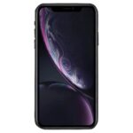 En röd iPhone XR 64 GB med tunn ram, skåra för främre kameran och sensorer och en mörk abstrakt virvelbakgrund som visas på skärmen. Skick: utmärkt, med 100% batteri.
