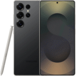 En Samsung Galaxy S23 Ultra smartphone i svart visas på fram- och baksidan; på baksidan finns fyra kameror och en S Pen-pennan, medan framsidan har en stor, stiliserad "S"-grafik.