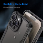 Närbild av två svarta, matt frostat Telefonfodral-skal för iPhone 16 Pro Max till 11, med vattendroppar på det ena. Texten ovanför belyser flexibilitet och olje-/vattenbeständighet. Har bekväma knappar och pansarskyddade hörn/kantstötdämpare.