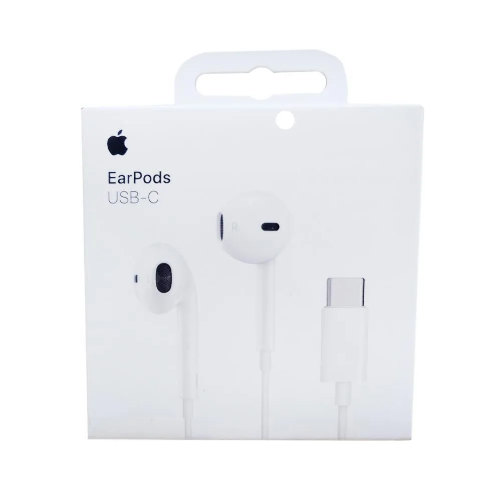 Framsida av Apple Earpods med mikrofon och fjärrkontroll, USB-C- Vit låda, som visar hörlurarna och bilden av USB-C-kontakten på förpackningen, med produktnamn och Apple-logotyp längst upp till vänster. Framsida av Apple Earpods med mikrofon och fjärrkontroll, USB-C- Vit låda, som visar hörlurarna och bilden av USB-C-kontakten på förpackningen, med produktnamn och Apple-logotyp längst upp till vänster.