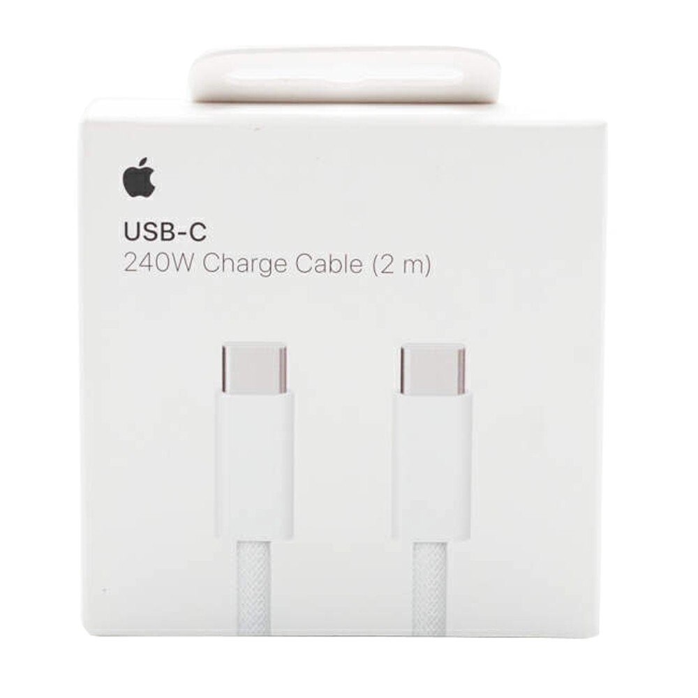 Framsida av Apple USB-C 240W Charge Cable 2M-boxen, med Apple-logotypen, produktnamnet och bilder av kabelns ändar mot en vit bakgrund. Framsida av Apple USB-C 240W Charge Cable 2M-boxen, med Apple-logotypen, produktnamnet och bilder av kabelns ändar mot en vit bakgrund.