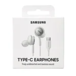 En vit låda med SAMSUNG TYPE-C EARPHONES har AKG-varumärke, en bild av öronsnäckorna och USB-C-kontakten samt texten: "TYP-C HÖRLURAR. Verkligen oförvrängt och förlustfritt ljud.