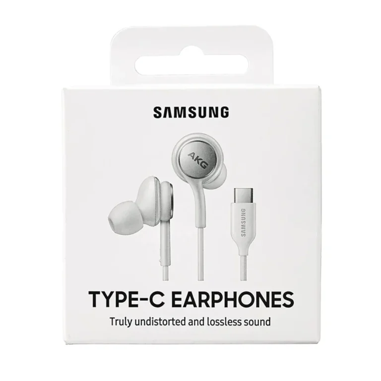 En vit låda med SAMSUNG TYPE-C EARPHONES har AKG-varumärke, en bild av öronsnäckorna och USB-C-kontakten samt texten: "TYP-C HÖRLURAR. Verkligen oförvrängt och förlustfritt ljud.