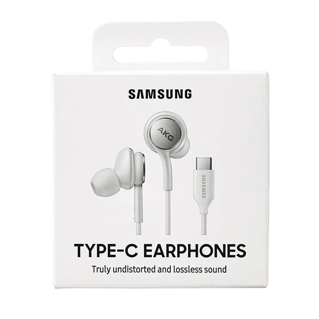 En vit låda med SAMSUNG TYPE-C EARPHONES har AKG-varumärke, en bild av öronsnäckorna och USB-C-kontakten samt texten: "TYP-C HÖRLURAR. Verkligen oförvrängt och förlustfritt ljud. En vit låda med SAMSUNG TYPE-C EARPHONES har AKG-varumärke, en bild av öronsnäckorna och USB-C-kontakten samt texten: "TYP-C HÖRLURAR. Verkligen oförvrängt och förlustfritt ljud.