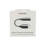 En Samsung USB-C Headset Jack Adapter-låda, som visar en bild av adaptern, som har en USB-C-kontakt i ena änden och ett 3,5 mm ljuduttag i den andra. Lådan är vit med svart text.