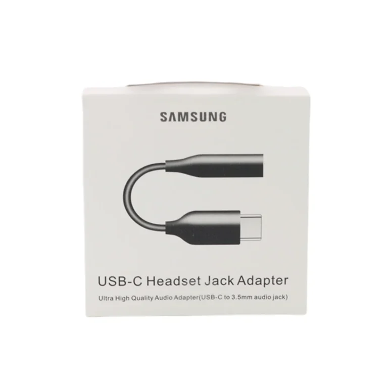 En Samsung USB-C Headset Jack Adapter-låda, som visar en bild av adaptern, som har en USB-C-kontakt i ena änden och ett 3,5 mm ljuduttag i den andra. Lådan är vit med svart text.
