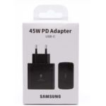 En vit låda visar en svart Samsung 45W Power Adapter med USB-C, med två grenar och en USB-C-port. Texten på lådan lyder "45W Power Adapter USB-C" och "Samsung" längst ner.