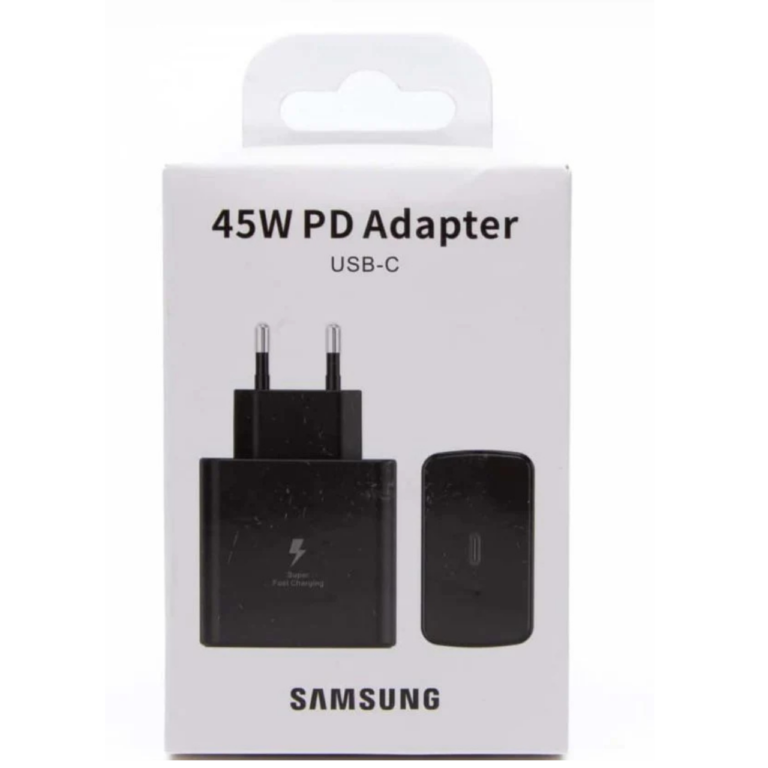 En vit låda visar en svart Samsung 45W Power Adapter med USB-C, med två grenar och en USB-C-port. Texten på lådan lyder "45W Power Adapter USB-C" och "Samsung" längst ner.