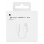 En vit detaljhandelsförpackning för Apple Lightning till 3,5 mm hörlursjackadapter visar en bild av adaptern och Apple-logotypen ovanför produktnamnet på framsidan.