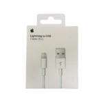 En vit låda som visar en Apple Lightning till USB-kabel (1 meter). På framsidan visas bilder av Lightning-kontakten och USB-kontakten, tillsammans med produkttext och Apple-logotypen.