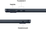 Sidovy av MacBook Air 13 M4 16/256GB (Midnight) som visar märkta portar: MagSafe och två Thunderbolt 4-portar på ena sidan, hörlursuttag på den andra.