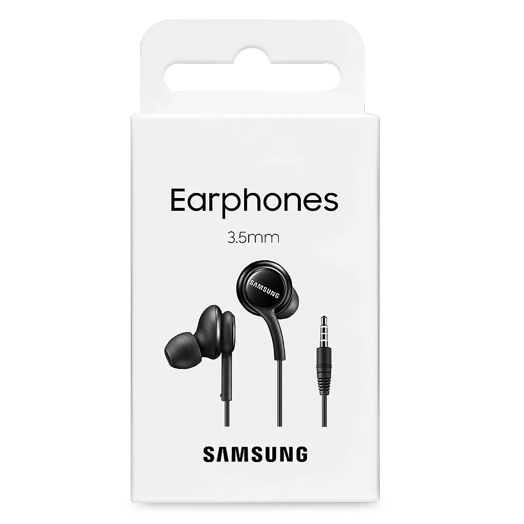 En vit låda märkt "SAMSUNG EARPHONES 3.5MM" har en bild av svarta Samsung trådbundna hörlurar med ett 3,5 mm ljuduttag och Samsung-logotypen längst ner. En vit låda märkt "SAMSUNG EARPHONES 3.5MM" har en bild av svarta Samsung trådbundna hörlurar med ett 3,5 mm ljuduttag och Samsung-logotypen längst ner.