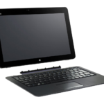 En svart Fujitsu STYLISTIC R727 12,5-tums bärbar dator med pekskärm, med skärmen borttagen och placerad ovanför tangentbordet (med pekplatta), som om den skulle tas bort eller sättas fast. Skärmen är mörk.